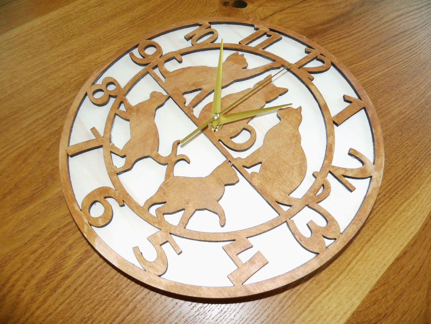 Zeit für Katzenfans – Handgemachte Holzwanduhr mit stilvollem Katzenmotiv!