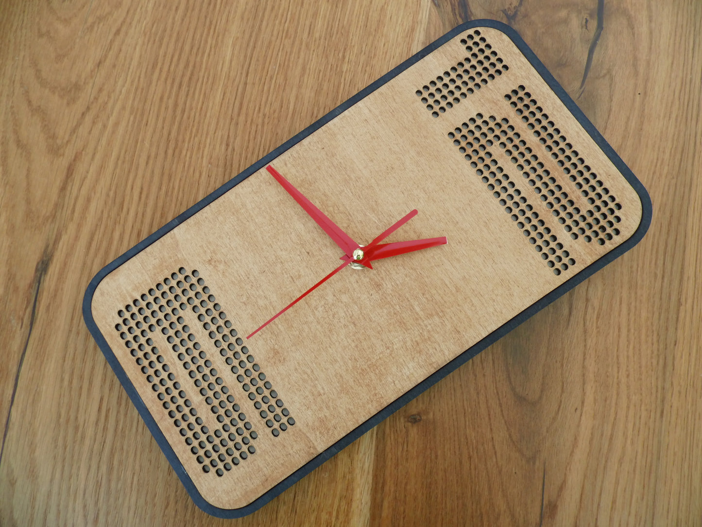 Holz-Wanduhr "NoirTeak" - Modern und zeitlos in Teakholzoptik mit eindrucksvollen Akzenten