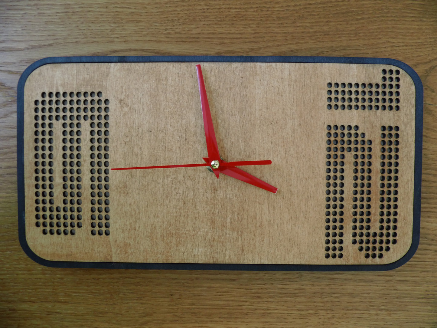 Holz-Wanduhr "NoirTeak" - Modern und zeitlos in Teakholzoptik mit eindrucksvollen Akzenten