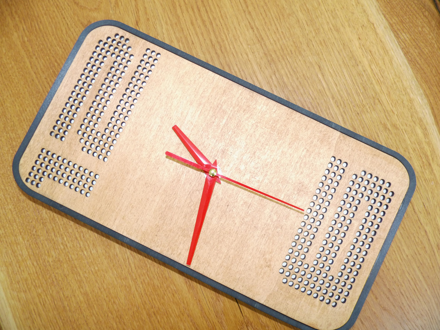 Holz-Wanduhr "NoirTeak" - Modern und zeitlos in Teakholzoptik mit eindrucksvollen Akzenten