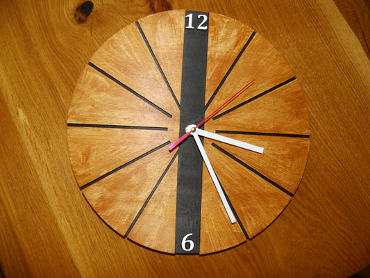 Holz-Wanduhr "WoodLine" - Modern, rustkal und zeitlos in Teakholzoptik mit eindrucksvollen schwarzen Akzenten