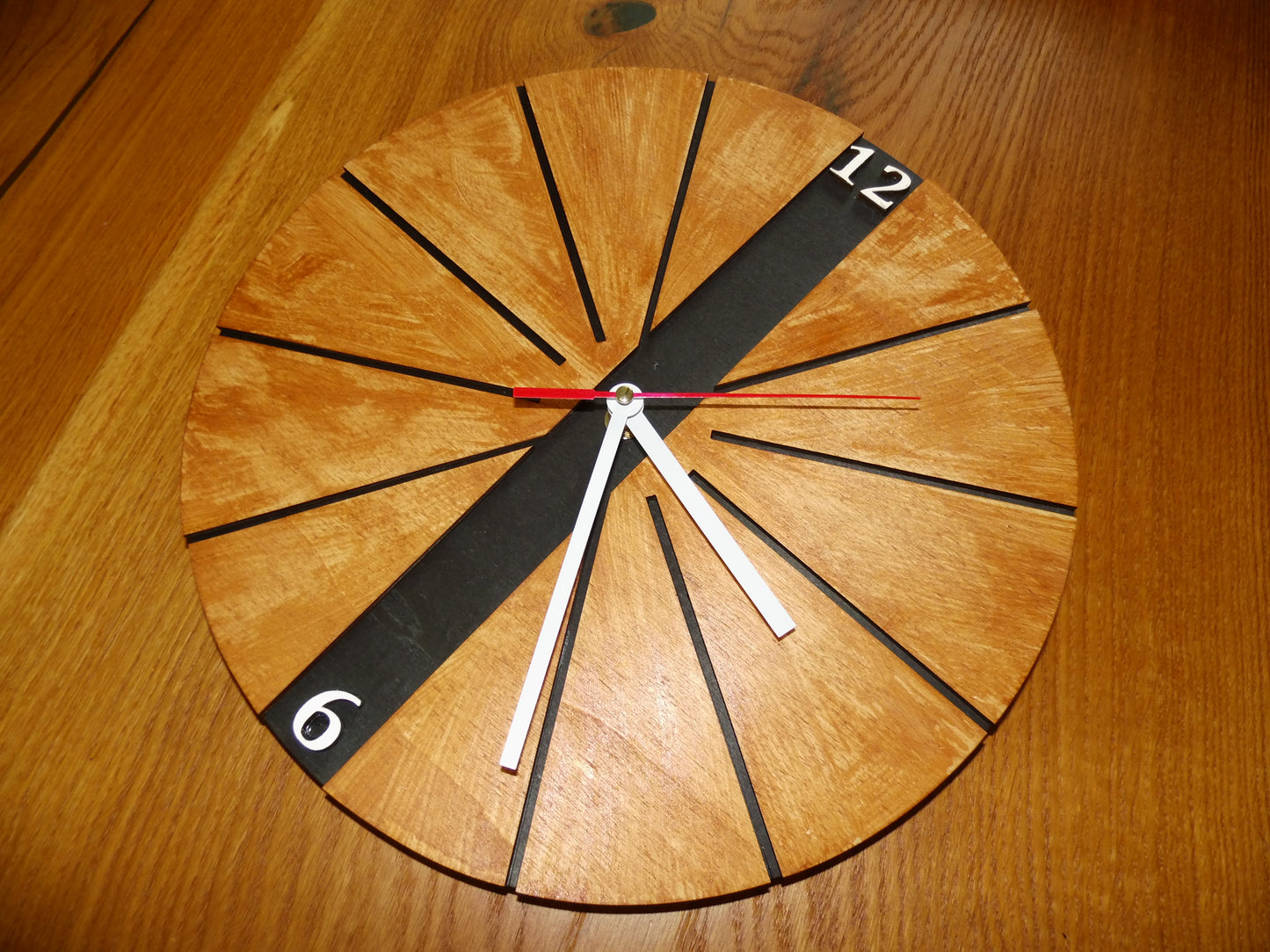 Holz-Wanduhr "WoodLine" - Modern, rustkal und zeitlos in Teakholzoptik mit eindrucksvollen schwarzen Akzenten
