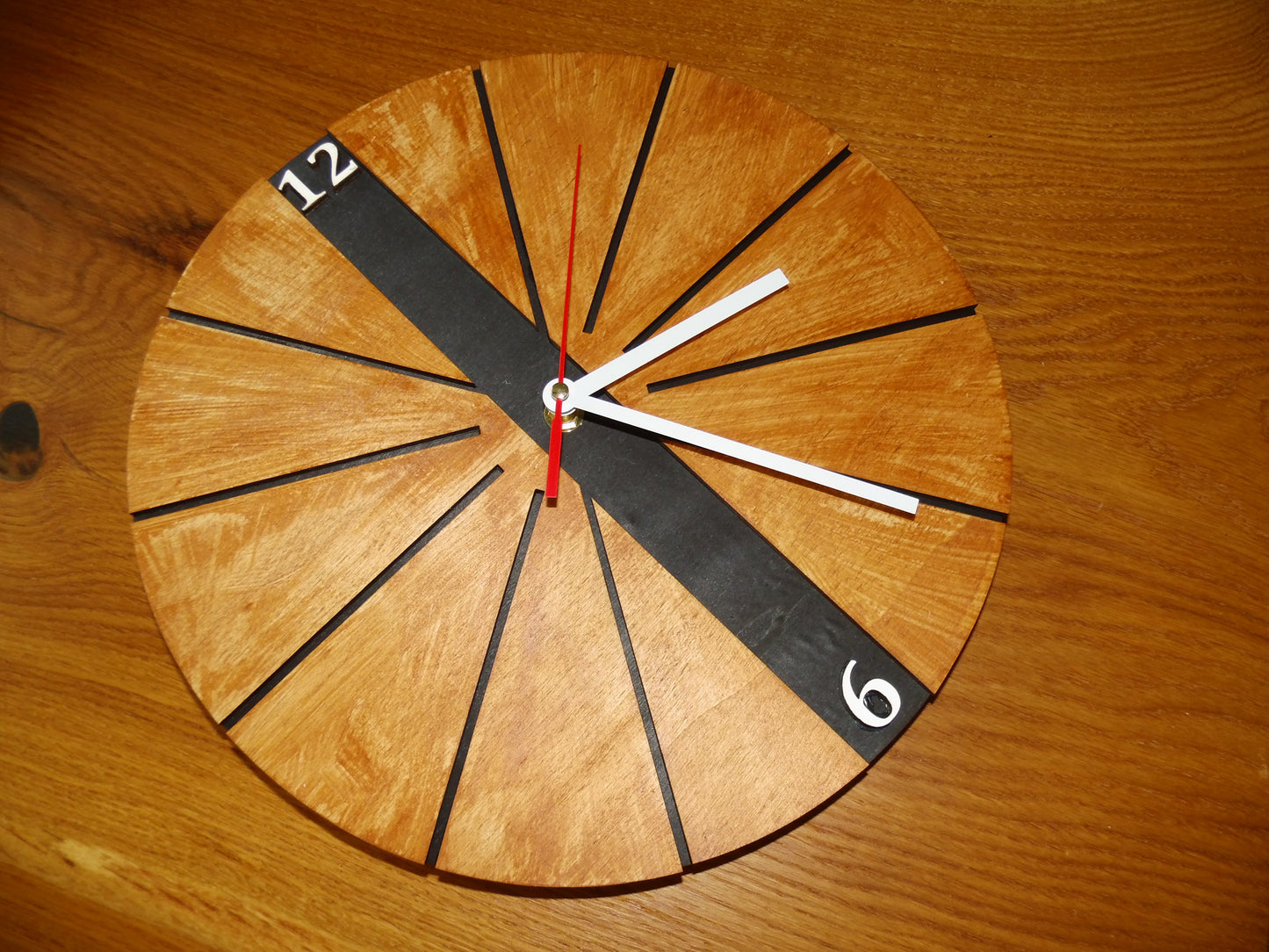 Holz-Wanduhr "WoodLine" - Modern, rustkal und zeitlos in Teakholzoptik mit eindrucksvollen schwarzen Akzenten