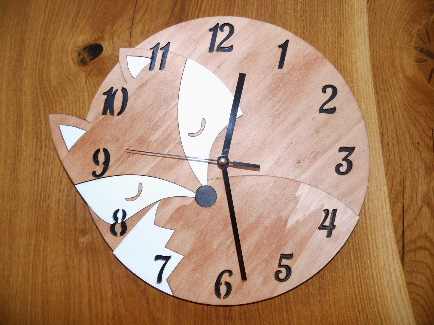 Holz-Wanduhr "Schlafender Fuchs"