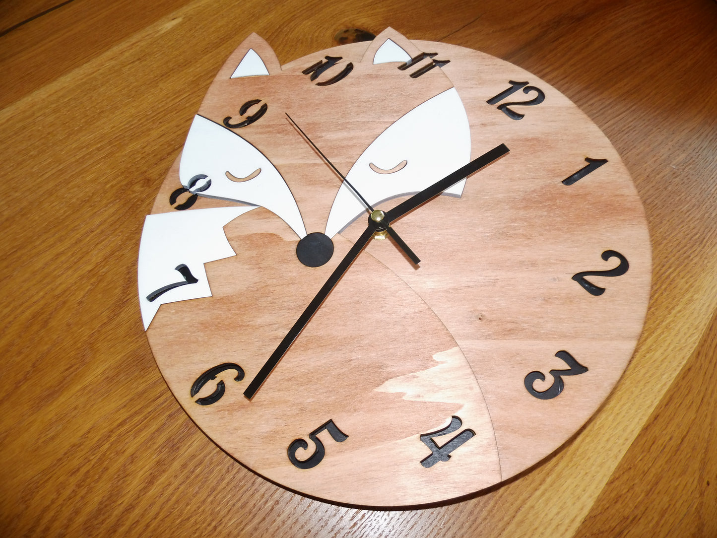 Holz-Wanduhr "Schlafender Fuchs"