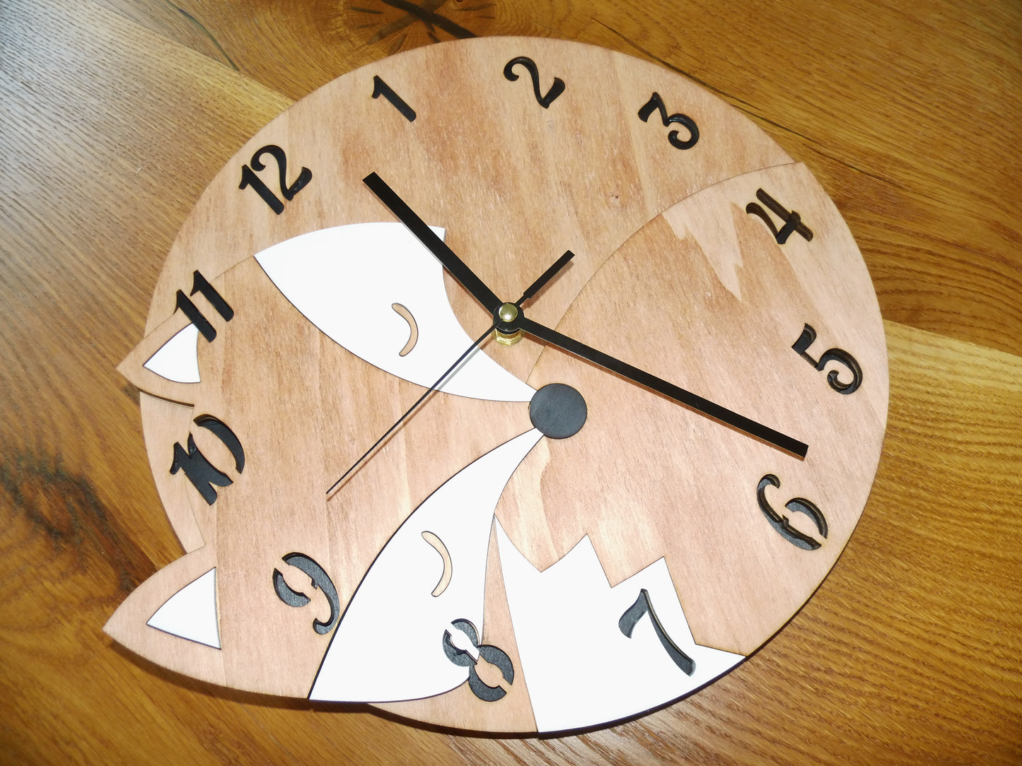 Holz-Wanduhr "Schlafender Fuchs"