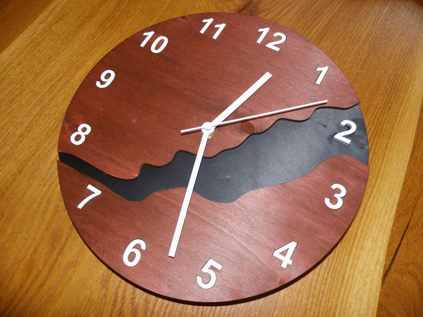 Mahagoni Flow – Design-Wanduhr mit ruhigem Charakter