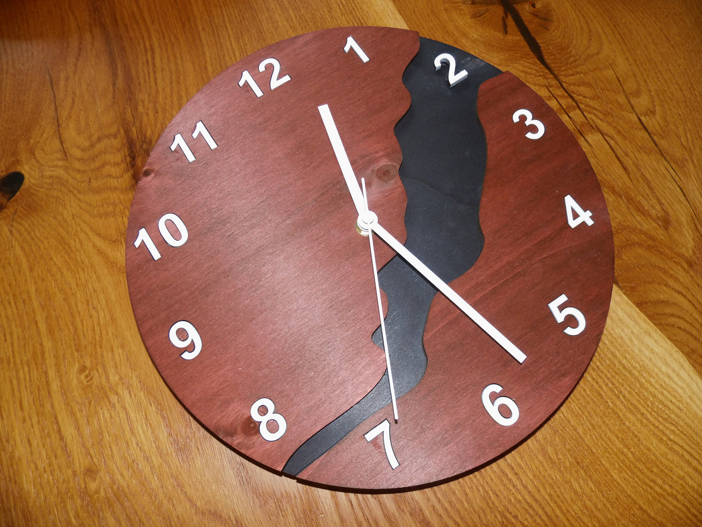 Mahagoni Flow – Design-Wanduhr mit ruhigem Charakter