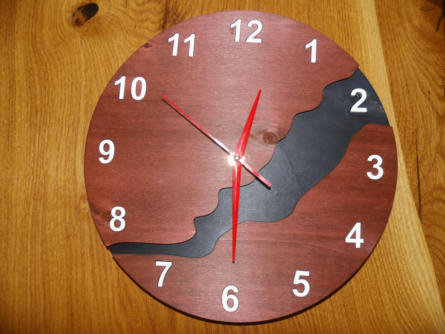 Mahagoni Flow – Design-Wanduhr mit ruhigem Charakter