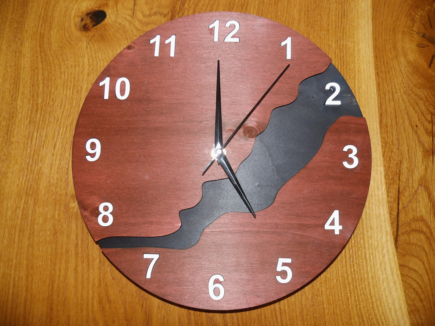 Mahagoni Flow – Design-Wanduhr mit ruhigem Charakter