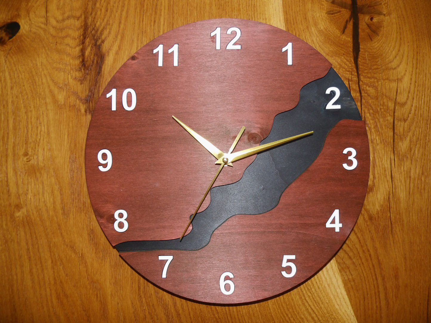 Mahagoni Flow – Design-Wanduhr mit ruhigem Charakter