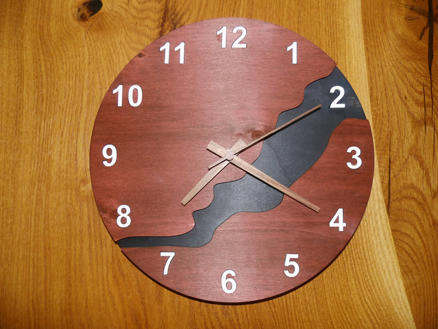 Mahagoni Flow – Design-Wanduhr mit ruhigem Charakter